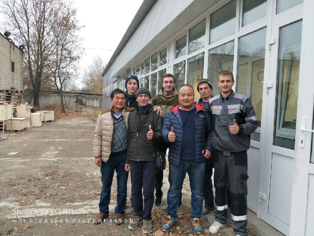 Cooperative customer group photo