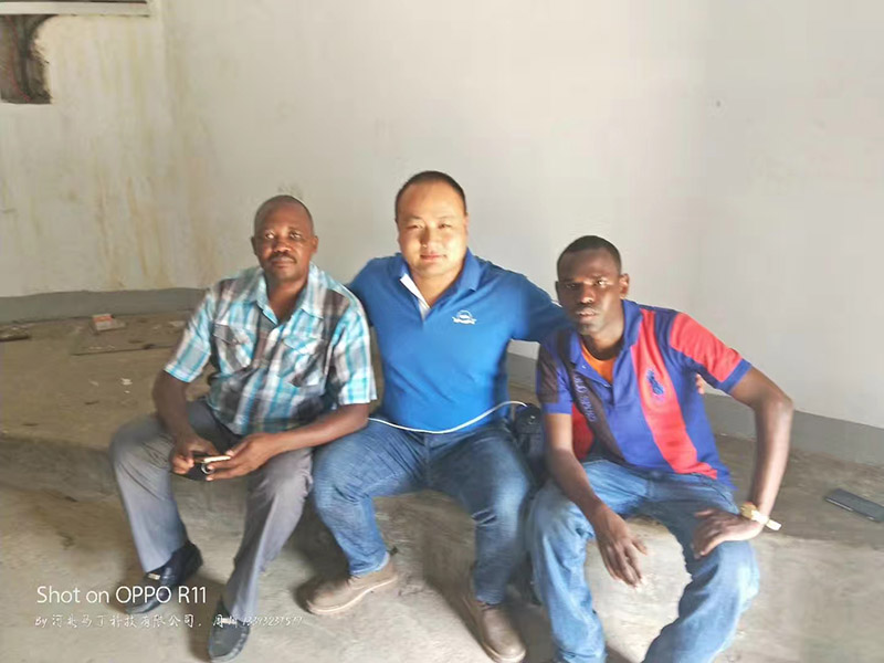 Cooperative customer group photo