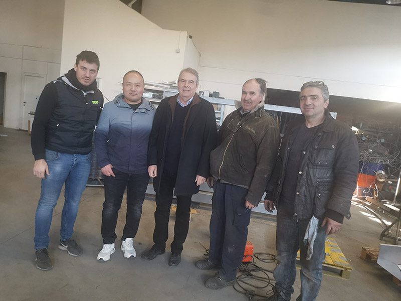 Cooperative customer group photo
