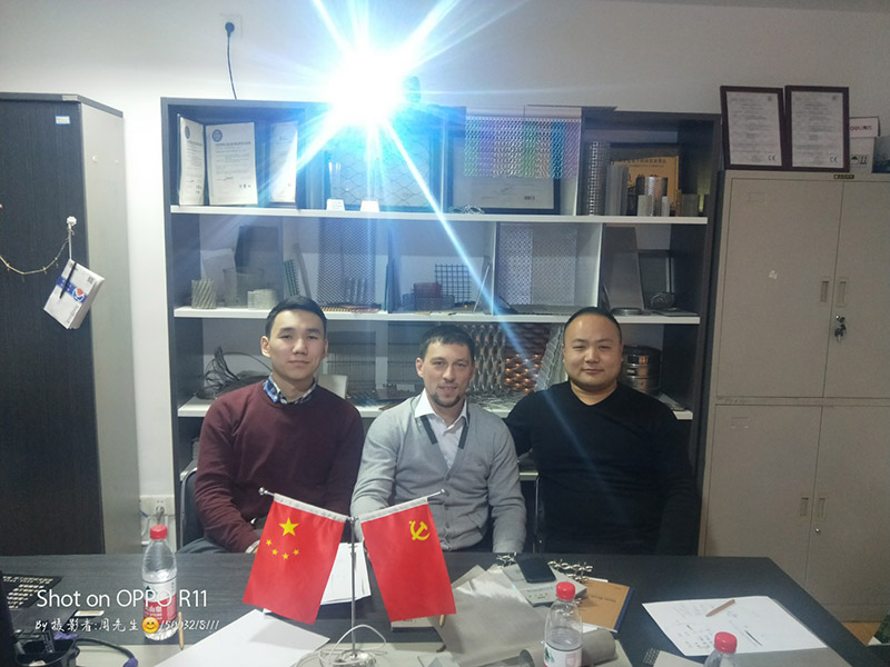 Cooperative customer group photo