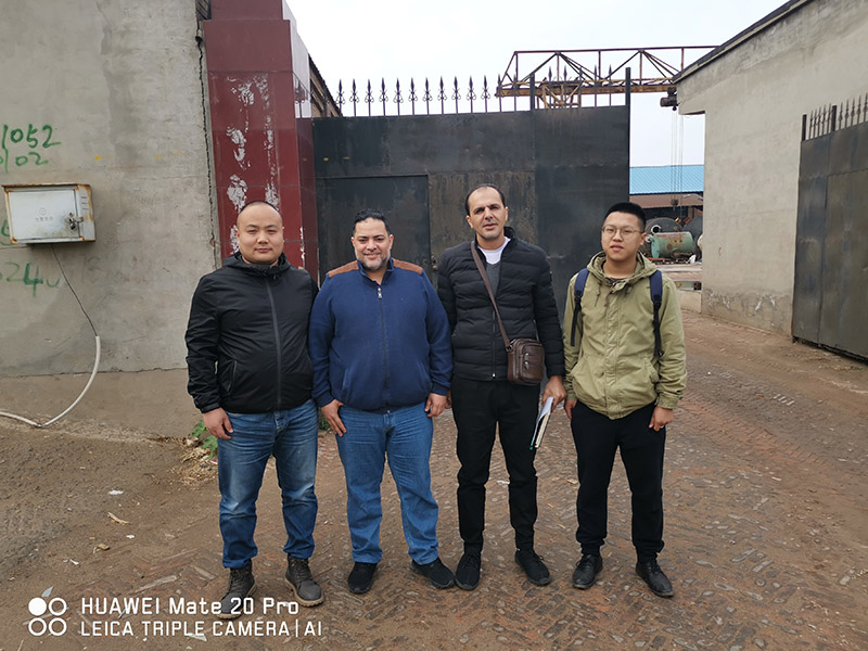 Cooperative customer group photo