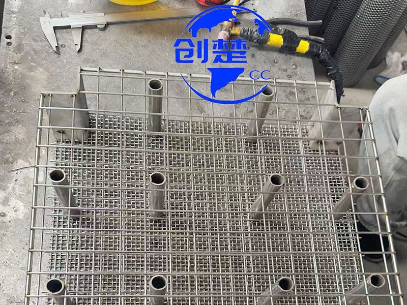 Metal mesh basket